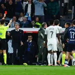 Quintero González expulsa a Endrick en el banquillo