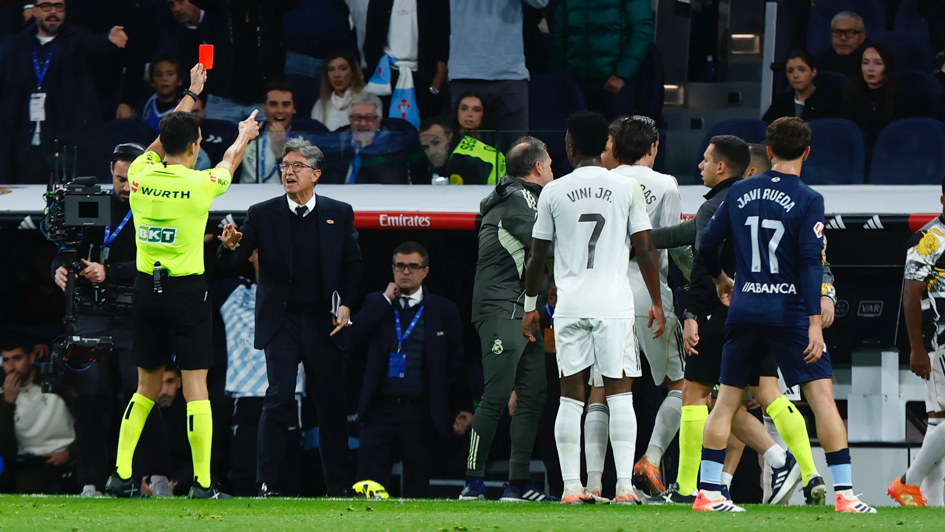 Quintero González expulsa a Endrick en el banquillo