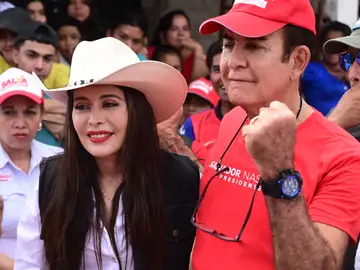 El candidato liberal de Honduras Salvador Nasralla AME6477. SAN ANTONIO DE FLORES (HONDURAS), 06/12/2025.- Fotografía cedida por el comité de campaña del Partido Liberal de Honduras de su candidato a la Presidencia, Salvador Nasralla (d), durante una visita este sábado, en el municipio San Antonio de Flores en el departamento del Paraíso (Honduras). La parálisis del escrutinio electoral por problemas técnicos mantiene a Honduras en incertidumbre, mientras el oficialista partido Libre pidió este sábado la nulidad del conteo presidencial por p...
