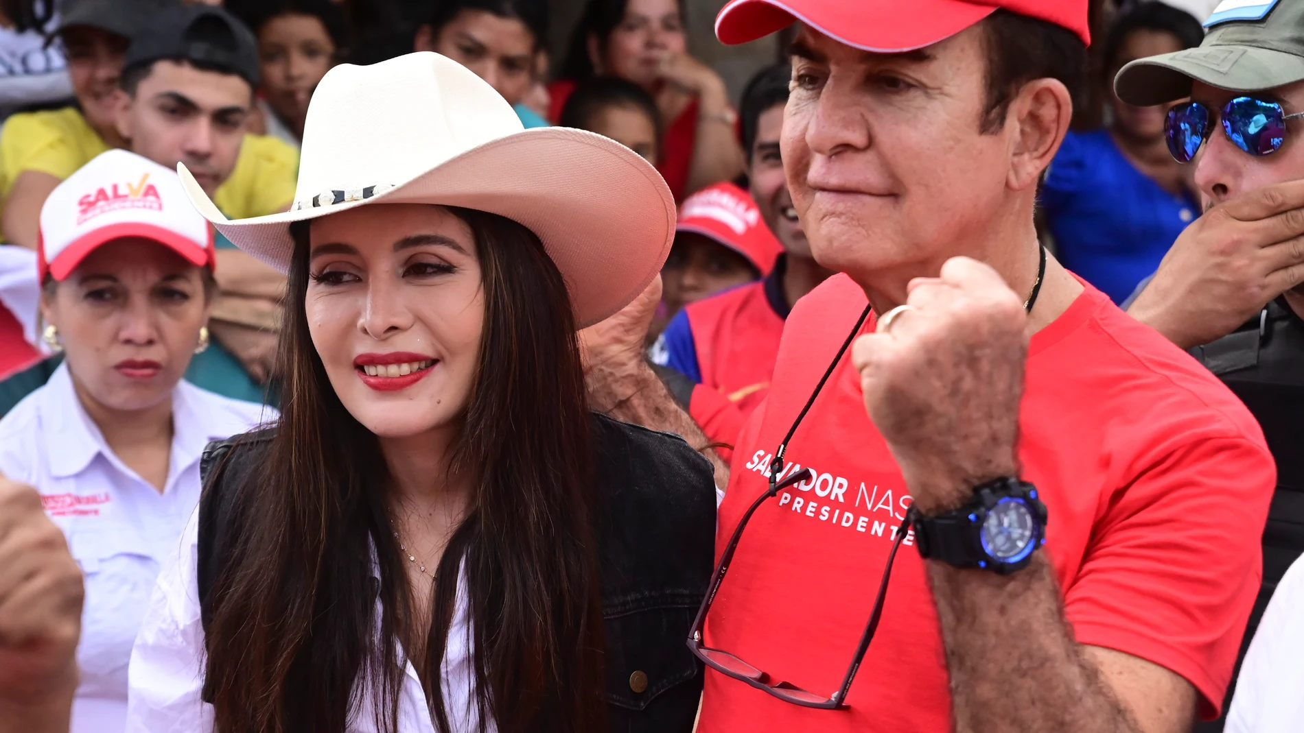 AME6477. SAN ANTONIO DE FLORES (HONDURAS), 06/12/2025.- Fotografía cedida por el comité de campaña del Partido Liberal de Honduras de su candidato a la Presidencia, Salvador Nasralla (d), durante una visita este sábado, en el municipio San Antonio de Flores en el departamento del Paraíso (Honduras). La parálisis del escrutinio electoral por problemas técnicos mantiene a Honduras en incertidumbre, mientras el oficialista partido Libre pidió este sábado la nulidad del conteo presidencial por p...