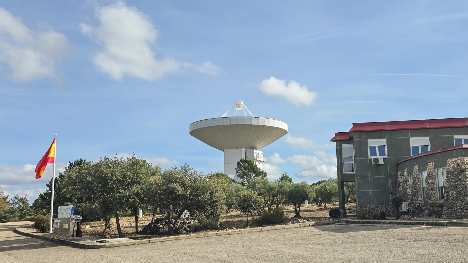 YEBES (GUADALAJARA), 07/12/2025.- Vista exterior del Observatorio de Yebes, en Guadalajara. EFE/ Beatriz Retuerta
