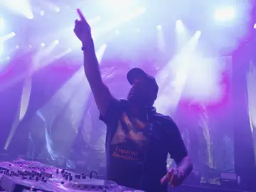 DJ Babatr pinchando en un club DJ Babatr pinchando en un club