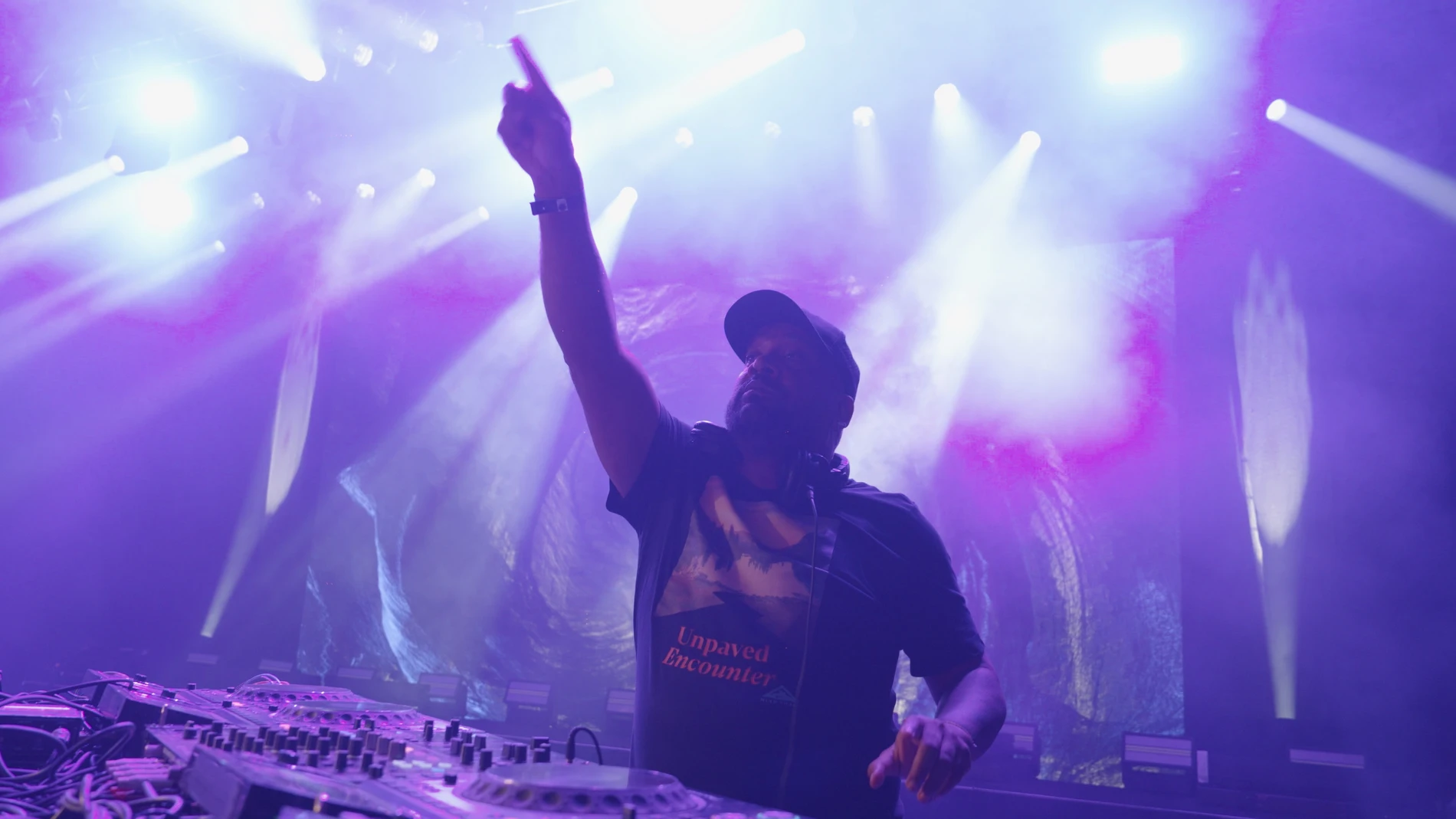 DJ Babatr pinchando en un club