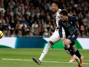Momento de la lesión de Militao ante el Celta MADRID, 07/12/2025.- El defensa del Real Madrid Éder Militao (i) pelea un balón con Pablo Durán, del Celta, durante el partido de LaLiga de fútbol que Real Madrid y Celta de Vigo disputan este domingo en el estadio Santiago Bernabéu. EFE/Sergio Pérez