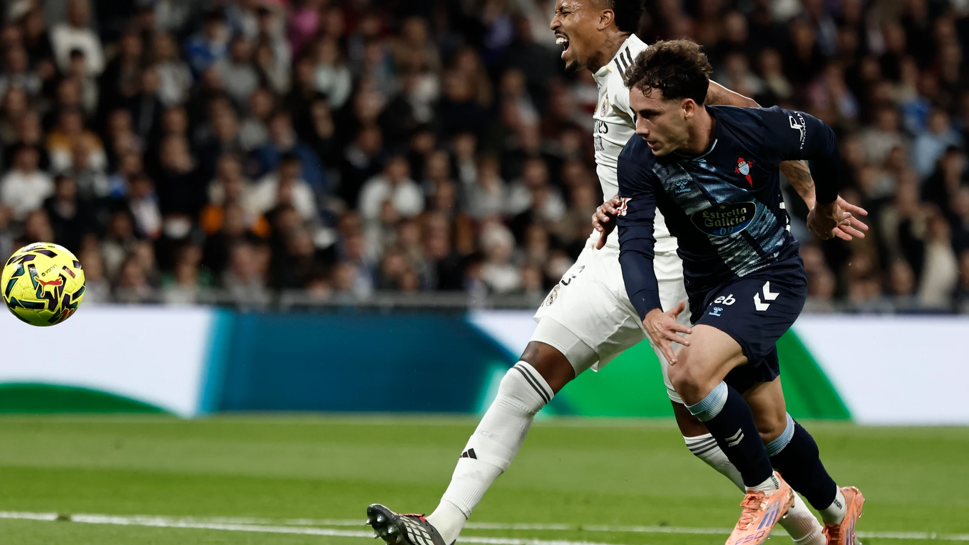 MADRID, 07/12/2025.- El defensa del Real Madrid Éder Militao (i) pelea un balón con Pablo Durán, del Celta, durante el partido de LaLiga de fútbol que Real Madrid y Celta de Vigo disputan este domingo en el estadio Santiago Bernabéu. EFE/Sergio Pérez