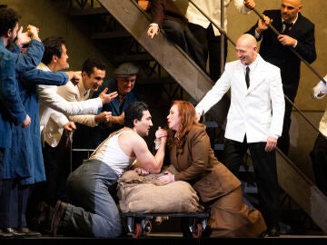 MIL&Aacute;N, 07/12/2025.- Escena de la &oacute;pera 'Lady Macbeth del distrito de Mtsensk' con la que La Scala de Mil&aacute;n ha inaugurado este domingo su temporada l&iacute;rica, homenajeando a su compositor, Dmitri Shostak&oacute;vich en el cincuenta aniversario de su muerte.EFE/ Teatro Alla Scala De Mil&aacute;n ***SOLO USO EDITORIAL/SOLO DISPONIBLE PARA ILUSTRAR LA NOTICIA QUE ACOMPA&Ntilde;A (CR&Eacute;DITO OBLIGATORIO)*** 