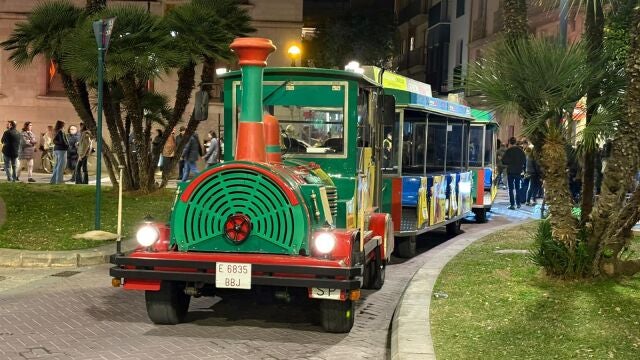 Castellón estrena su tren turístico navideño con un recorrido especial por la iluminación de la ciudad Castellón estrena su tren turístico navideño con un recorrido especial por la iluminación de la ciudad