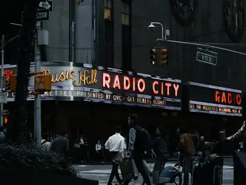 Una noche en Studio 54 sin salir de Madrid: la fiesta disco que adelanta la Navidad Una noche en Studio 54 sin salir de Madrid: la fiesta disco que adelanta la Navidad