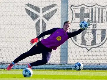 Entrenamiento FC Barcelona BARCELONA, 08/12/2025.- El portero del FC Barcelona, Marc Andree ter Stegen durante el entrenamiento llevado a cabo este lunes en la ciudad deportiva Joan Gamper. EFE/Alejandro García