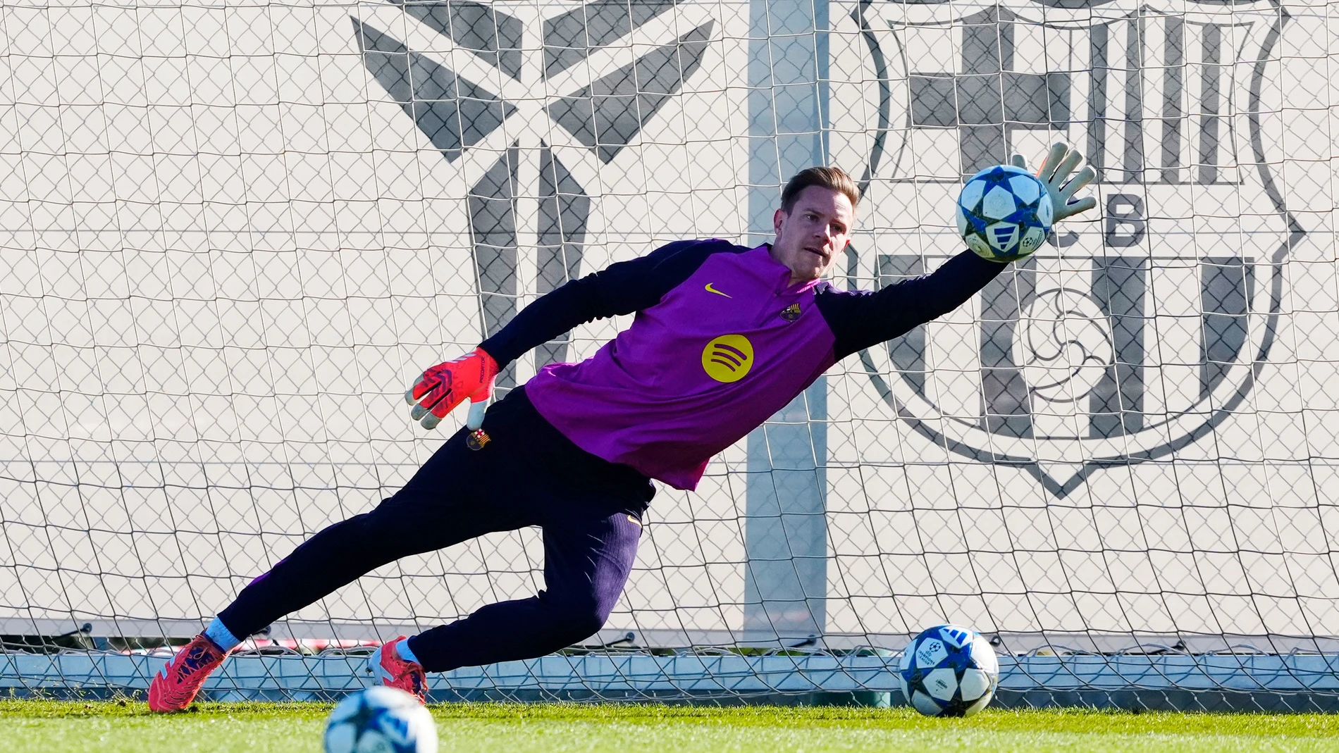 BARCELONA, 08/12/2025.- El portero del FC Barcelona, Marc Andree ter Stegen durante el entrenamiento llevado a cabo este lunes en la ciudad deportiva Joan Gamper. EFE/Alejandro García