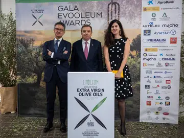 Juan y Pandora Villamil junto al ministro Luis Planas Juan y Pandora Villamil junto al ministro Luis Planas