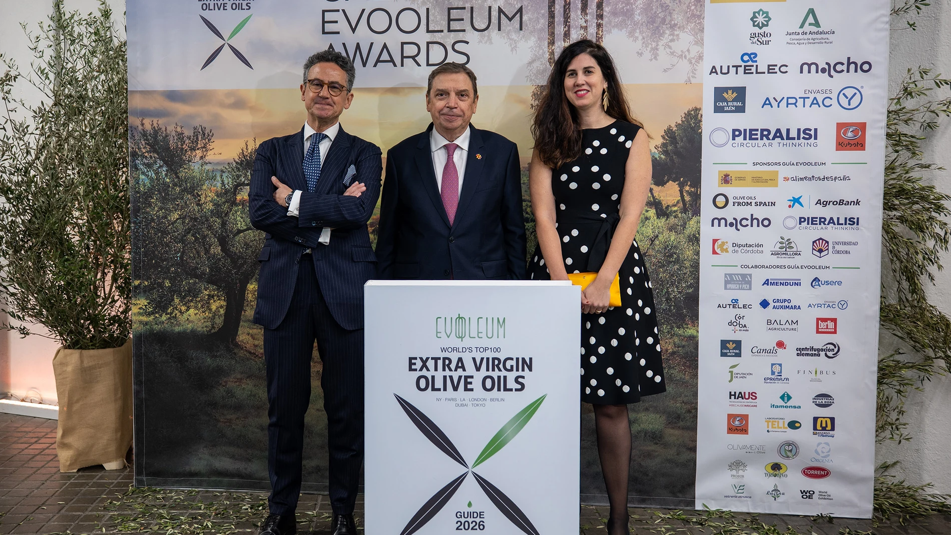 Juan y Pandora Villamil junto al ministro Luis Planas