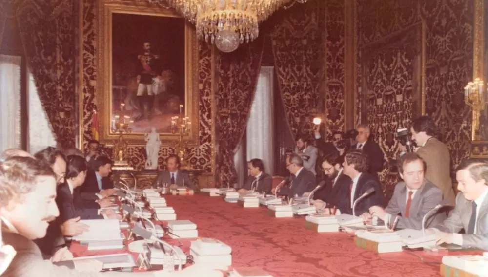 Rey_Juan_Carlos_preside_Consejo_de_Ministros_1984