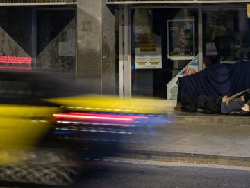 Una persona duerme en una calle de Barcelona durante el recuento de Arrels Fundació