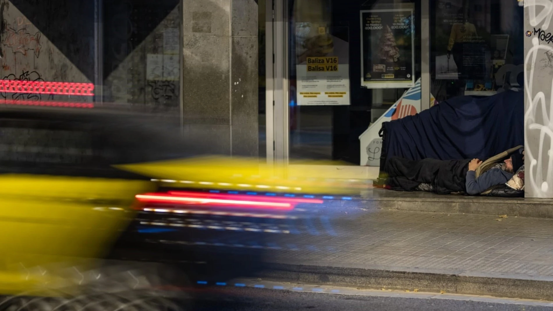 Una persona duerme en una calle de Barcelona durante el recuento de Arrels Fundació