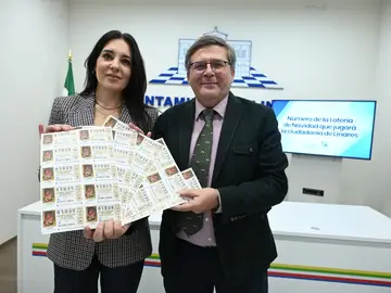 Presentación del número 41.935, que juegan todos los vecinos de Linares en la Lotería de Navidad. Presentación del número 41.935, que juegan todos los vecinos de Linares en la Lotería de Navidad.