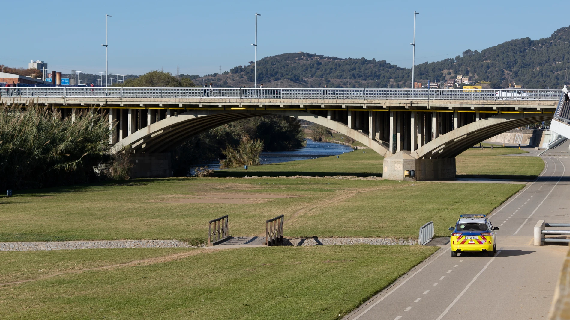 SANTA COLOMA DE GRAMENET, 08/12/2025.- Parque Fluvial del Besós que permanece cerrado debido al brote de peste porcina africana. Un comité científico integrado por seis expertos en peste porcina africana (PPA), coordinado logísticamente por el laboratorio público catalán IRTA CReSA, comenzará esta semana la investigación del origen del brote en los centros catalanes de estudio de esta enfermedad que ellos decidirán. EFE/ Marta Perez