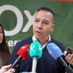 El candidato de Vox a la Presidencia de la Junta de Extremadura, &Oacute;scar Fern&aacute;ndez Calle, en declaraciones a los medios en la sede del partido en C&aacute;ceres.