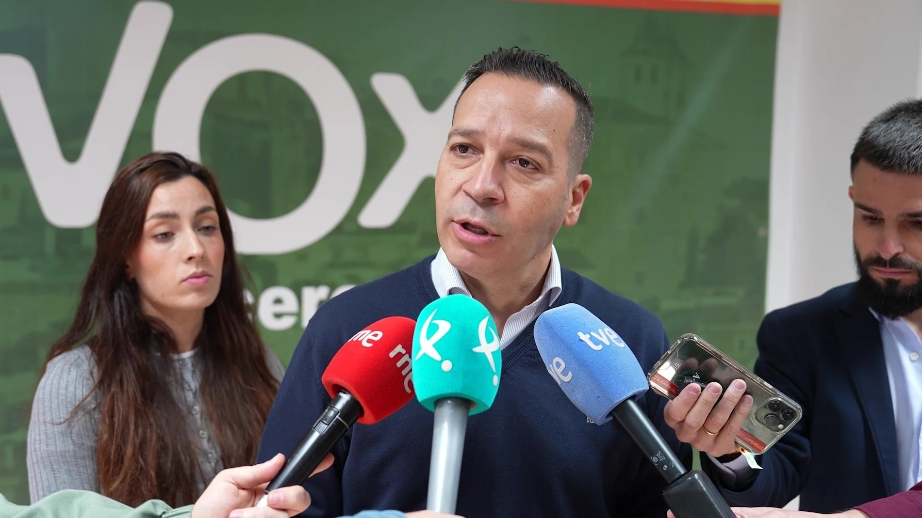 El candidato de Vox a la Presidencia de la Junta de Extremadura, Óscar Fernández Calle, en declaraciones a los medios en la sede del partido en Cáceres. REMITIDA / HANDOUT por VOX Fotografía remitida a medios de comunicación exclusivamente para ilustrar la noticia a la que hace referencia la imagen, y citando la procedencia de la imagen en la firma 08/12/2025