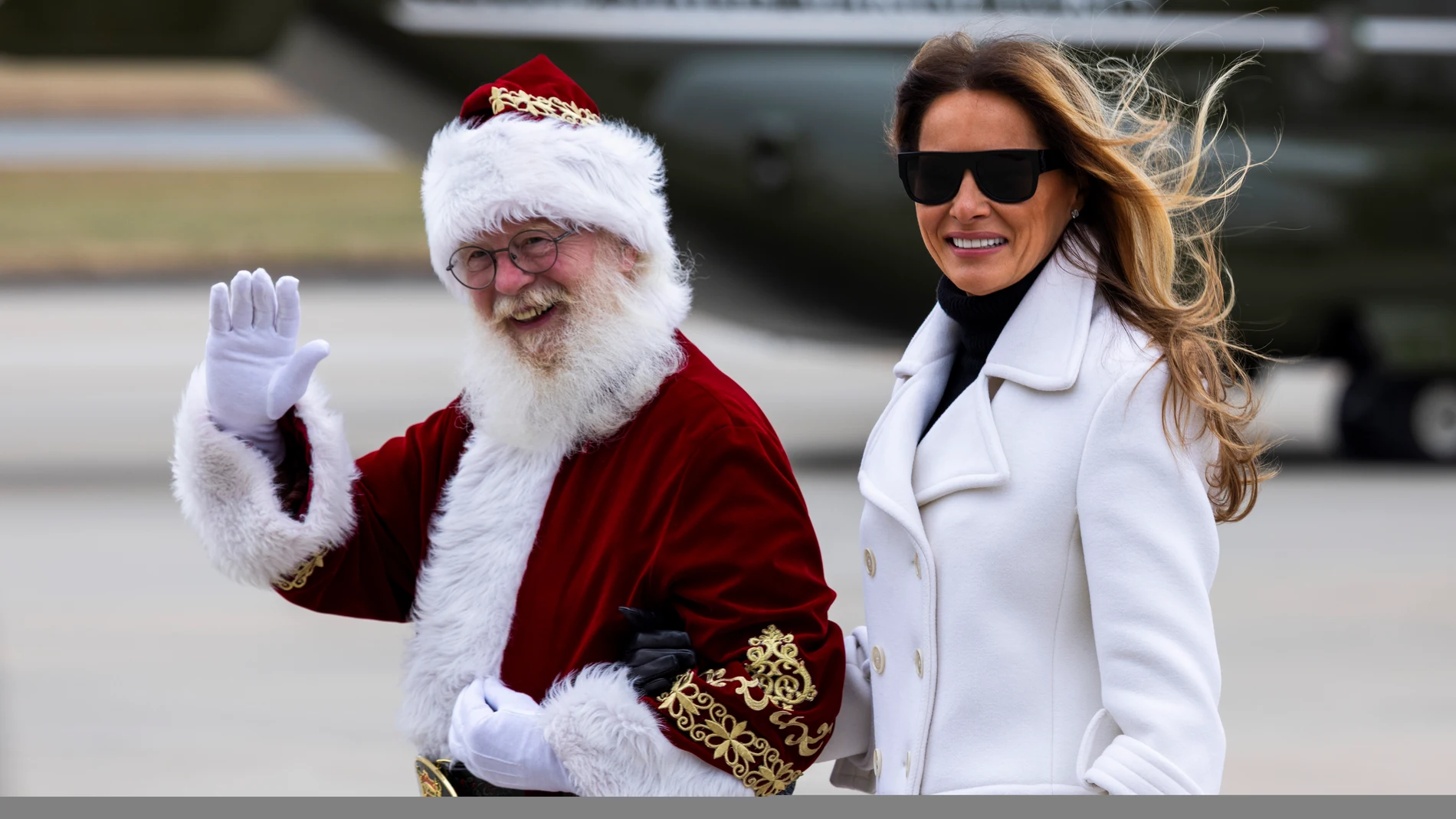 QUANTICO (United States), 08/12/2025.- US First Lady Melania Trump and Santa Claus arrive at Marine Corps Base Quantico as the two partner for a Toys for Tots charity drive in Quantico, Virginia, USA, 08 December 2025. In attendance were 150 children of military families. EFE/EPA/JIM LO SCALZO