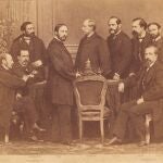 Gobierno Provisional, 1869. Desde el extremo izquierdo, Figuerola, Ruiz Zorrilla, Sagasta, Prim, Serrano, Topete, L&oacute;pez de Ayala, Lorenzana y Romero Ortiz