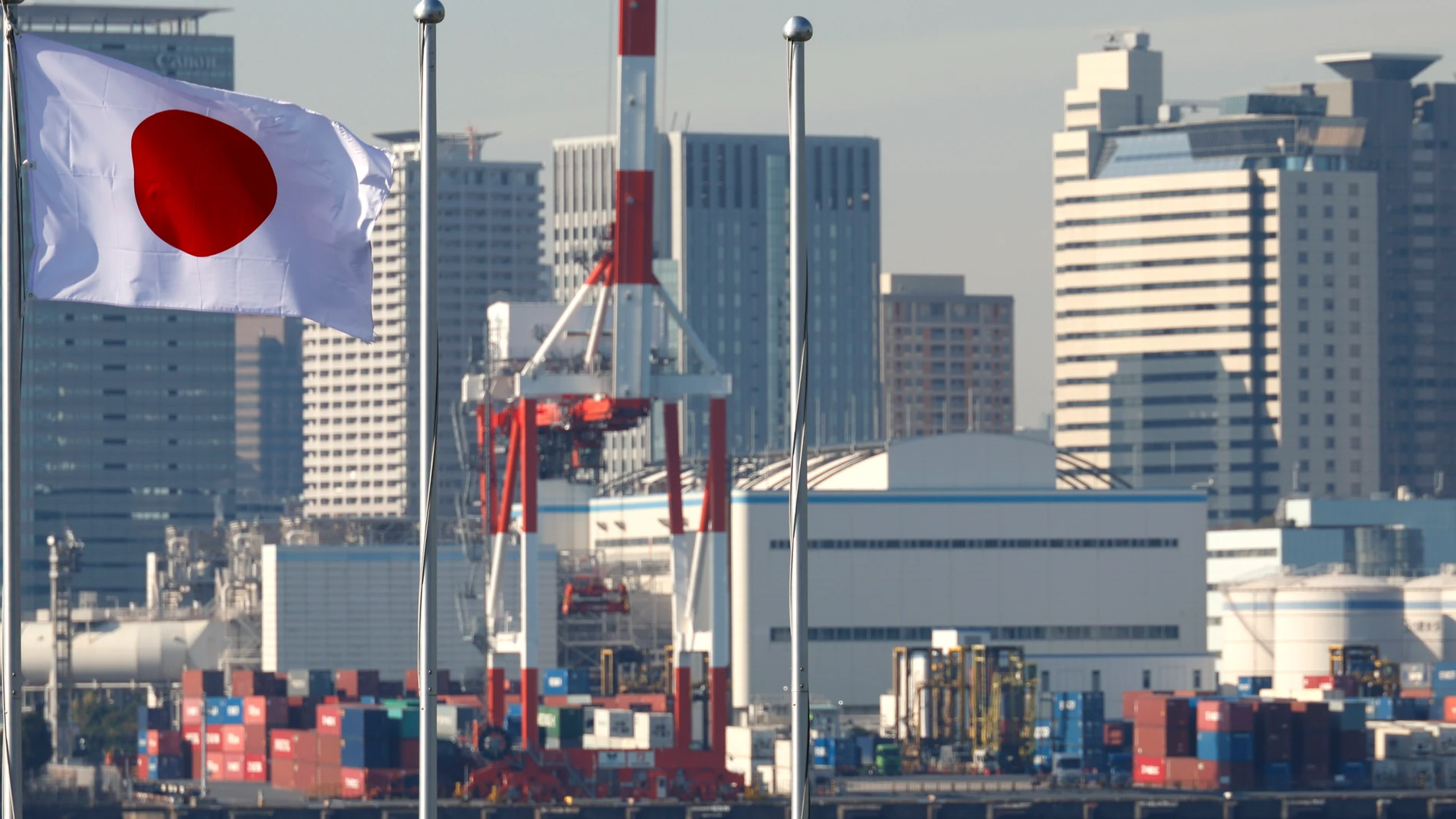 TOKYO (Japan), 08/12/2025.- A container crane stands at a port in Tokyo, Japan, 08 December 2025. On 08 December 2025, the Cabinet Office announced that Japan’s revised GDP figures for July-September period showed an annualized drop of 2.3 percent. Exports fell by 1.2 percent due to the impact of the high tariffs imposed by the US President Trump administration. (Japón, Tokio) EFE/EPA/FRANCK ROBICHON
