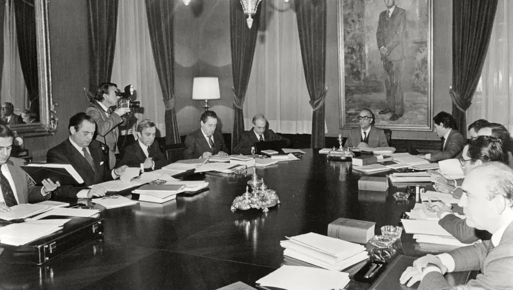 Leopoldo_Calvo_Sotelo_preside_la_reunión_del_Consejo_de_Ministros._Pool_Moncloa._27_de_noviembre_de_1981