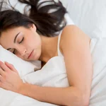 La postura en la que duermes podría estar deformándote la cara: descubre cómo puedes evitarlo