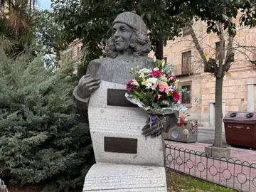 Flores en el busto de Carmen Martín Gaite Flores en el busto de Carmen Martín Gaite