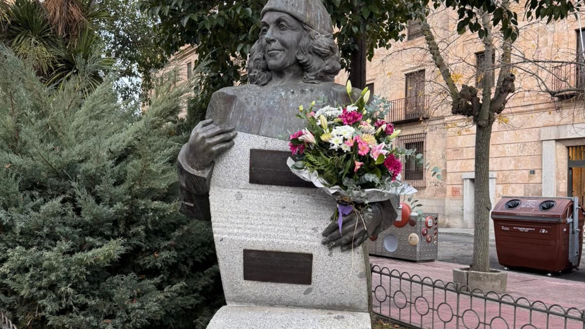 Flores en el busto de Carmen Martín Gaite