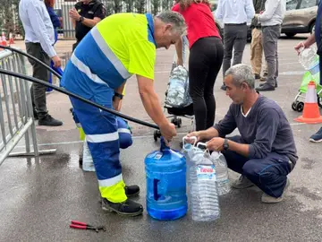 Vecinos de San Pedro del Pinatar recogiendo agua potable de una cuba debido a las infiltraciones en el canal de abastecimiento de la MCT tras el paso de la dana Alice Vecinos de San Pedro del Pinatar recogiendo agua potable de una cuba debido a las infiltraciones en el canal de abastecimiento de la MCT tras el paso de la dana Alice