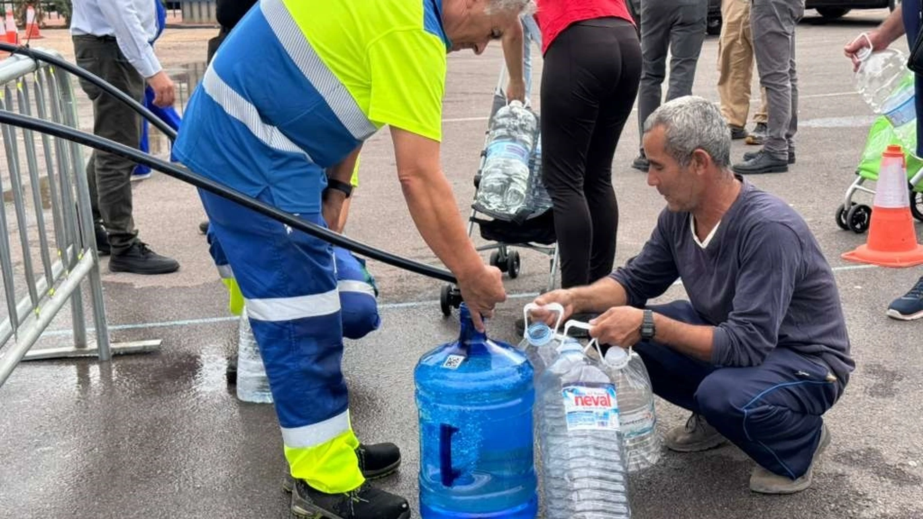 Vecinos de San Pedro del Pinatar recogiendo agua potable de una cuba debido a las infiltraciones en el canal de abastecimiento de la MCT tras el paso de la dana Alice
