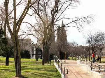 El cerro se encuentra en el barrio de Aluche, en el distrito de Latina El cerro se encuentra en el barrio de Aluche, en el distrito de Latina