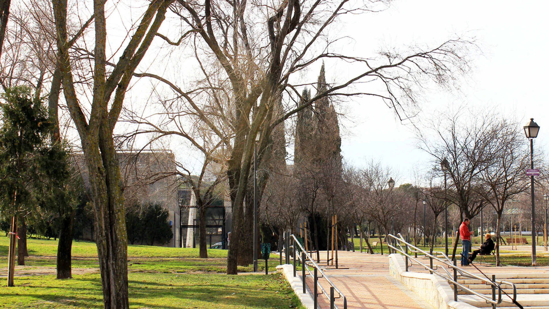 El cerro se encuentra en el barrio de Aluche, en el distrito de Latina