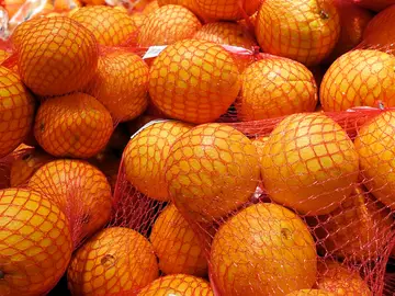 Las naranjas y las mandarinas siempre se venden en el supermercado con una malla roja Las naranjas y las mandarinas siempre se venden en el supermercado con una malla roja
