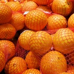 Las naranjas y las mandarinas siempre se venden en el supermercado con una malla roja