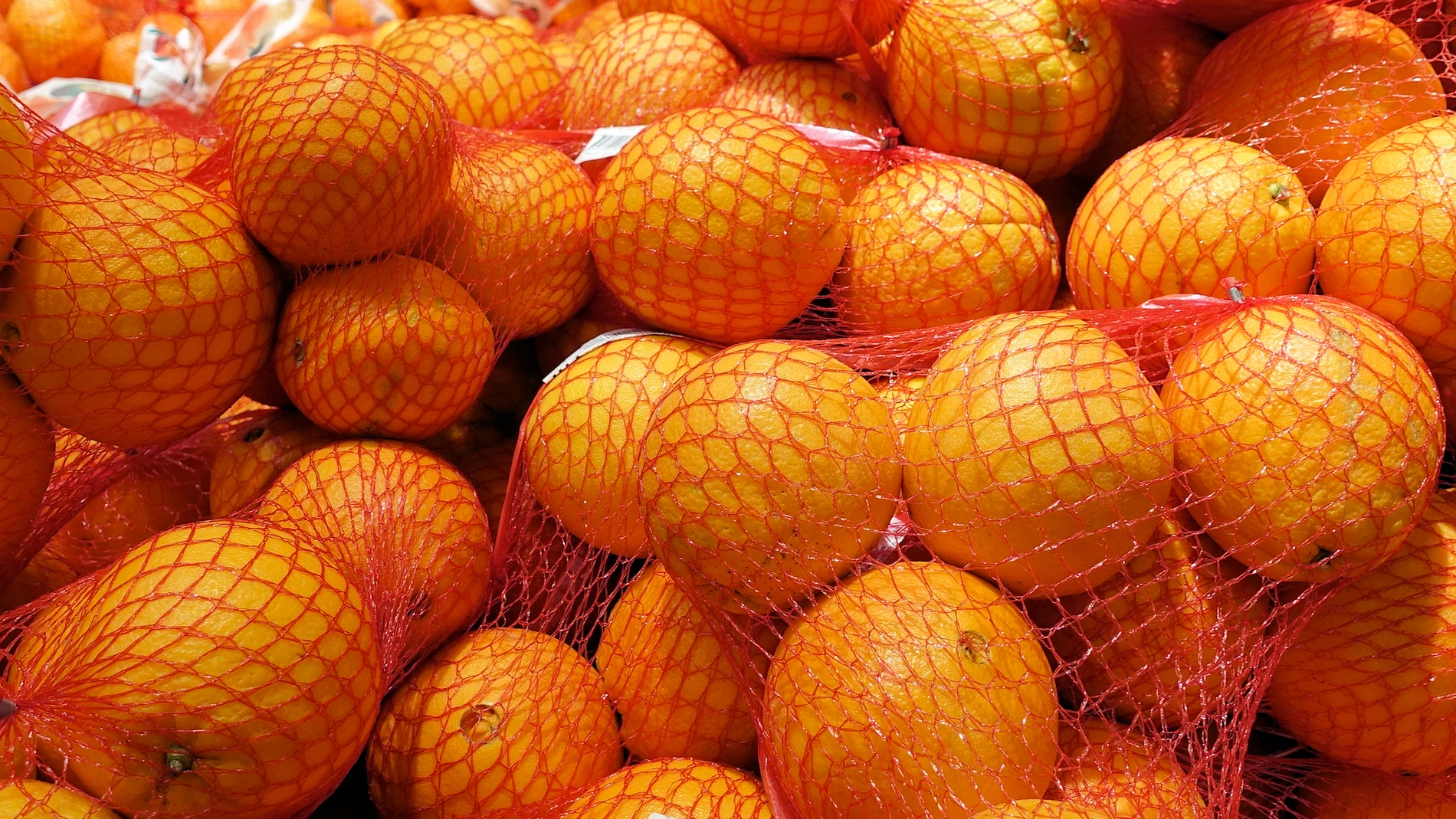 Las naranjas y las mandarinas siempre se venden en el supermercado con una malla roja