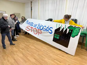 Vecinos de Vidanes y su entorno preparando una pancarta Vecinos de Vidanes y su entorno preparando una pancarta