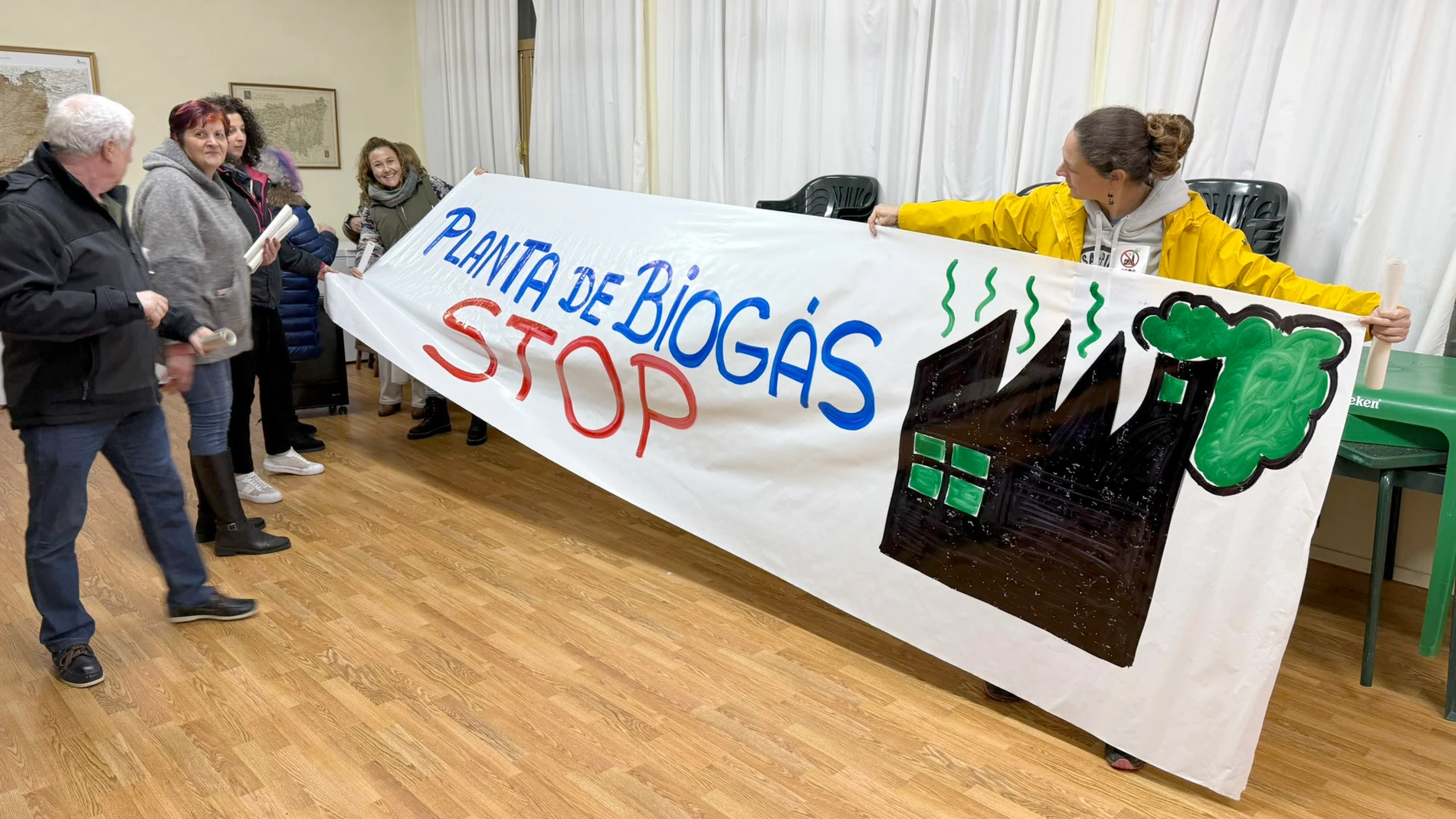 Vecinos de Vidanes y su entorno preparando una pancarta