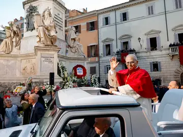 Pope Leo XIV celebrates Immaculate Conception prayer at Spanish Square in Rome ROME (Italy), 08/12/2025.- Pope Leo XIV greets faithful during Immaculate Conception celebration prayer, at the Spanish Square in Rome, Italy, 08 December 2025. (Papa, Italia, Roma) EFE/EPA/FABIO FRUSTACI