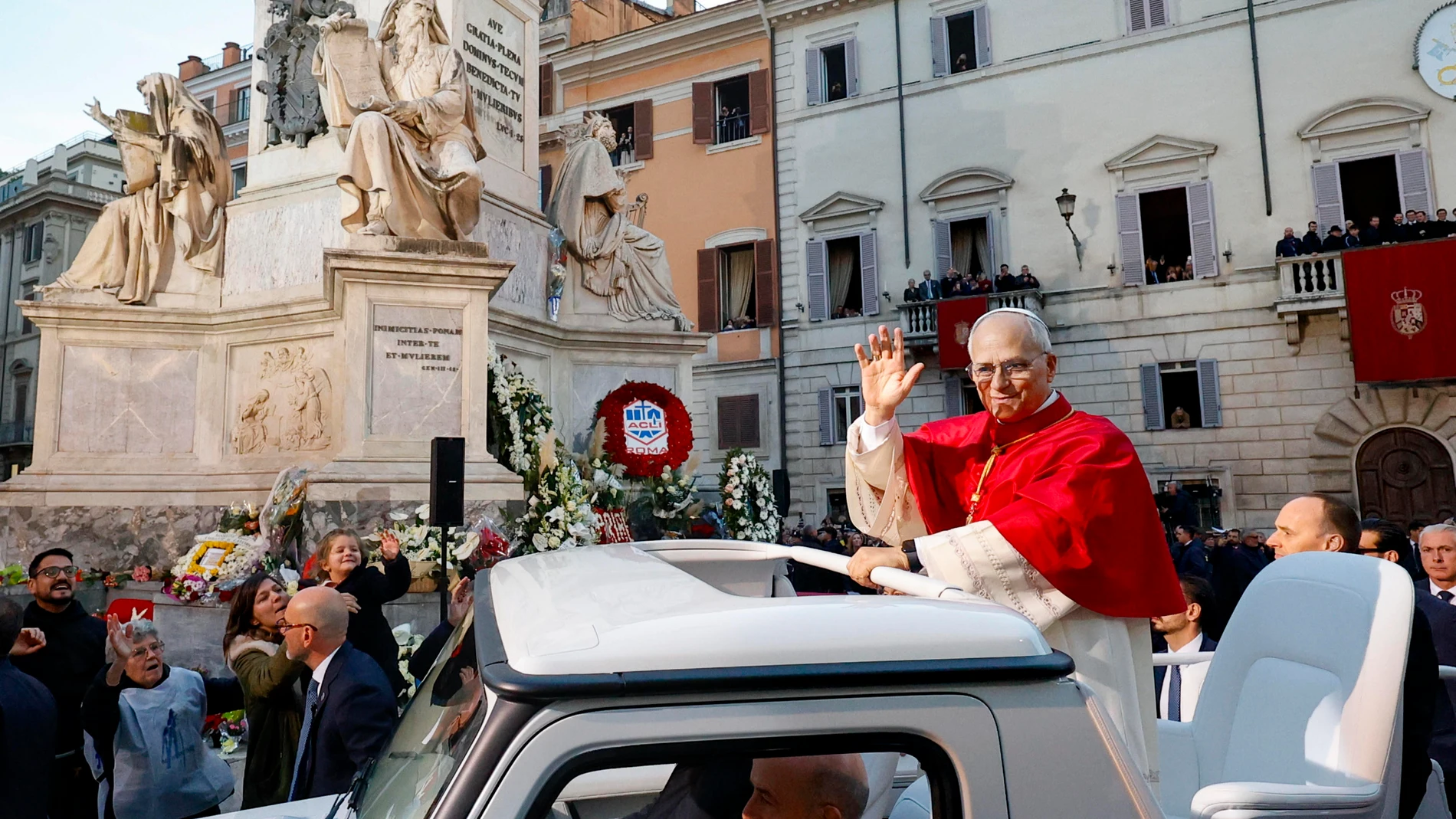 ROME (Italy), 08/12/2025.- Pope Leo XIV greets faithful during Immaculate Conception celebration prayer, at the Spanish Square in Rome, Italy, 08 December 2025. (Papa, Italia, Roma) EFE/EPA/FABIO FRUSTACI
