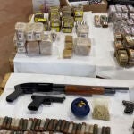 Armas de fuego, cartuchos y droga incautadas en la operaci&oacute;n "Erytheia-Dolmen"
