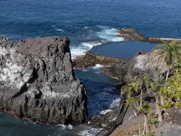 Continúa la búsqueda de la persona desaparecida por el fuerte oleaje en Los Gigantes (Tenerife) SANTIAGO DEL TEIDE (TENERIFE) (ESPAÑA), 08/12/2025.- Vista de la piscina natural de Los Gigantes, en el municipio tinerfeño de Santiago del Teide, en la que ayer, debido a un golpe de mar, fallecieron cuatro personas y una se encuentra desaparecida. EFE/Miguel Barreto