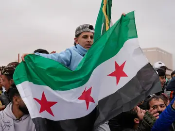 Sirios celebran en las calles el primer aniversario de la caída de Bachar al Asad People wave the Syrian flag as they gather during celebrations marking the first anniversary of the ousting of former President Bashar Assad in Damascus, Syria, Monday, Dec. 8, 2025. (AP Photo/Hussein Malla)