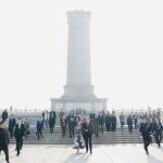 Los Reyes Felipe VI y Letizia durante una Ofrenda floral, a 12 de noviembre de 2025, en Pek&iacute;n (China). 12 NOVIEMBRE 2025 Casa de S.M. el Rey 12/11/2025