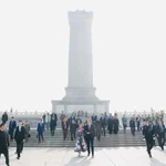 Los Reyes Felipe VI y Letizia durante una Ofrenda floral, a 12 de noviembre de 2025, en Pekín (China). 12 NOVIEMBRE 2025 Casa de S.M. el Rey 12/11/2025