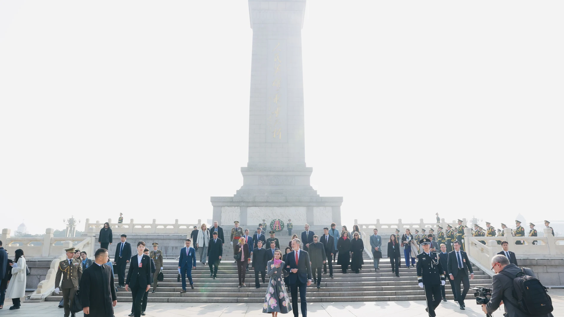 Los Reyes Felipe VI y Letizia durante una Ofrenda floral, a 12 de noviembre de 2025, en Pekín (China). 12 NOVIEMBRE 2025 Casa de S.M. el Rey 12/11/2025
