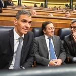 Pedro Sánchez, Bolaños y José Manuel Albares en el Congreso de los Diputados. David Jar