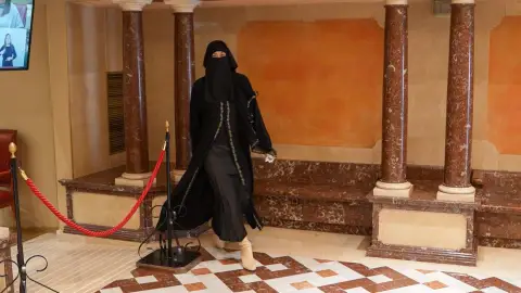 Una diputada de Vox entra en la Asamblea de Murcia con un niqab como "protesta" para pedir su prohibición en espacios públicos