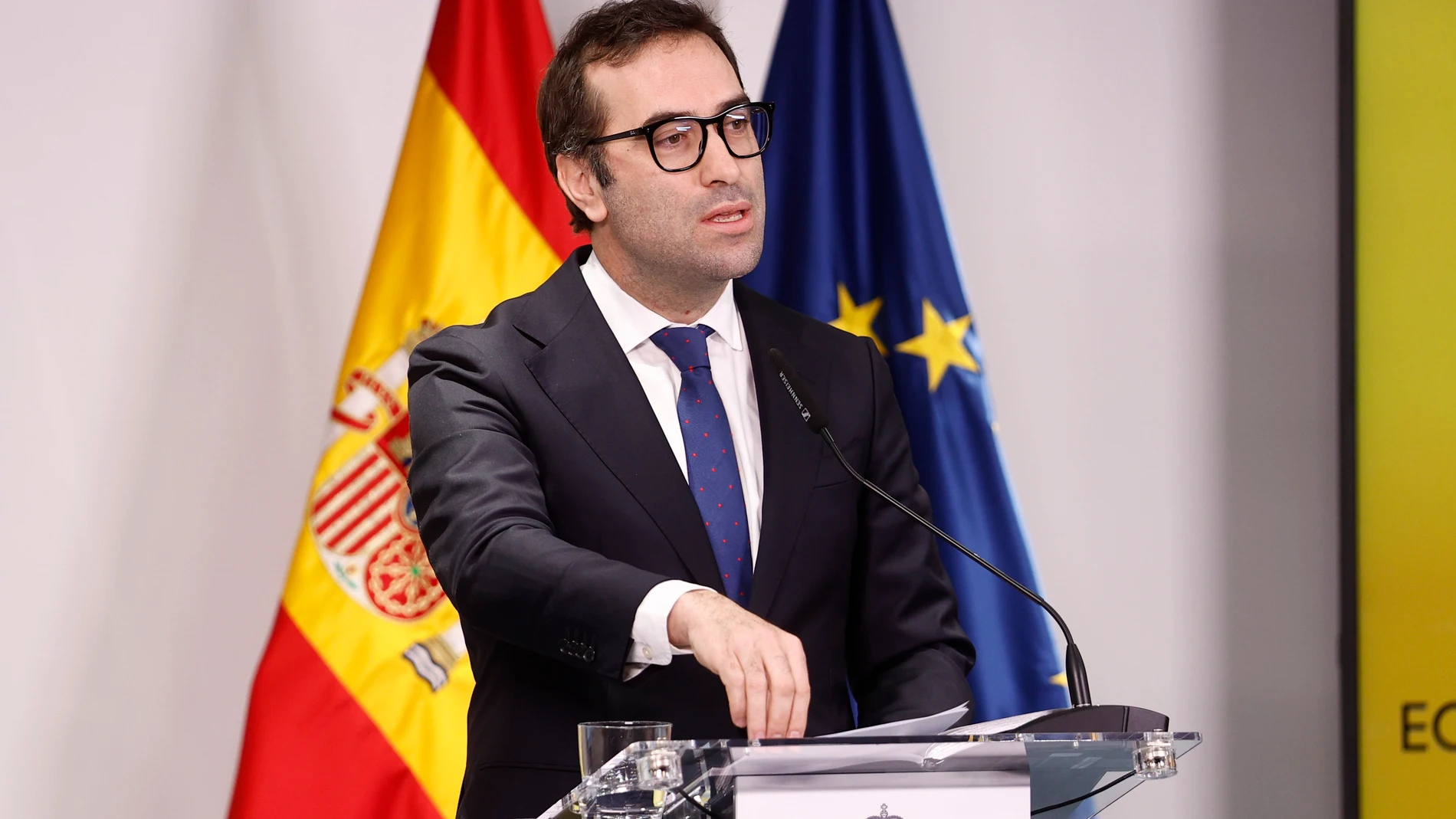 MADRID, 10/12/2025.- El ministro de Economía, Comercio y Empresa, Carlos Cuerpo, atiende a la prensa tras su reunión con las patronales de bancos y cajas, asociaciones de usuarios, el Defensor del Pueblo y la subgobernadora del Banco de España para analizar los avances en la lucha contra la exclusión financiera y el fraude financiero digital. EFE/ Rodrigo Jimenez